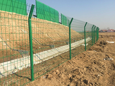 隔離柵在公園水域周邊的安全美觀設(shè)計(jì)